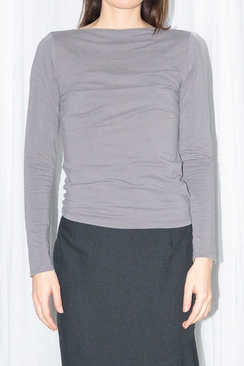 Close-up of grey fitted long-sleeve top with a black flared midi skirt – MINIFALDA