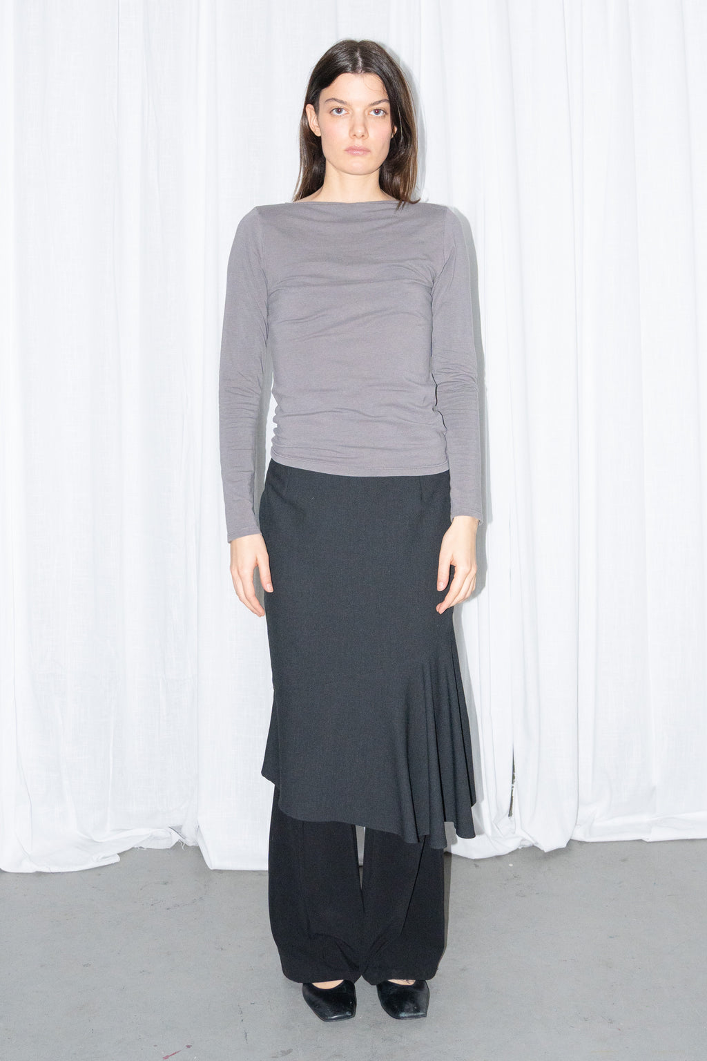 Model wearing grey fitted long-sleeve top with a black flared midi skirt – MINIFALDA