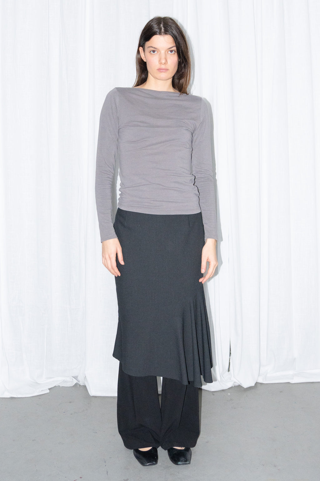 Model wearing grey fitted long-sleeve top with a black flared midi skirt – MINIFALDA