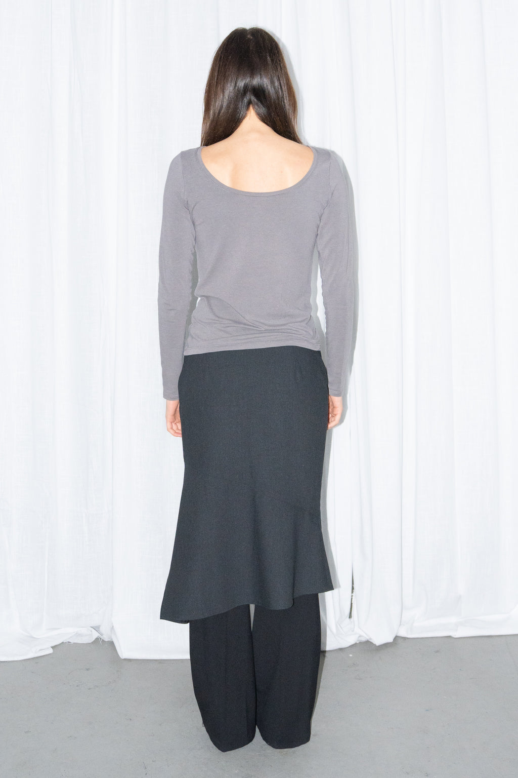 Model wearing grey fitted long-sleeve top with a black flared midi skirt – MINIFALDA