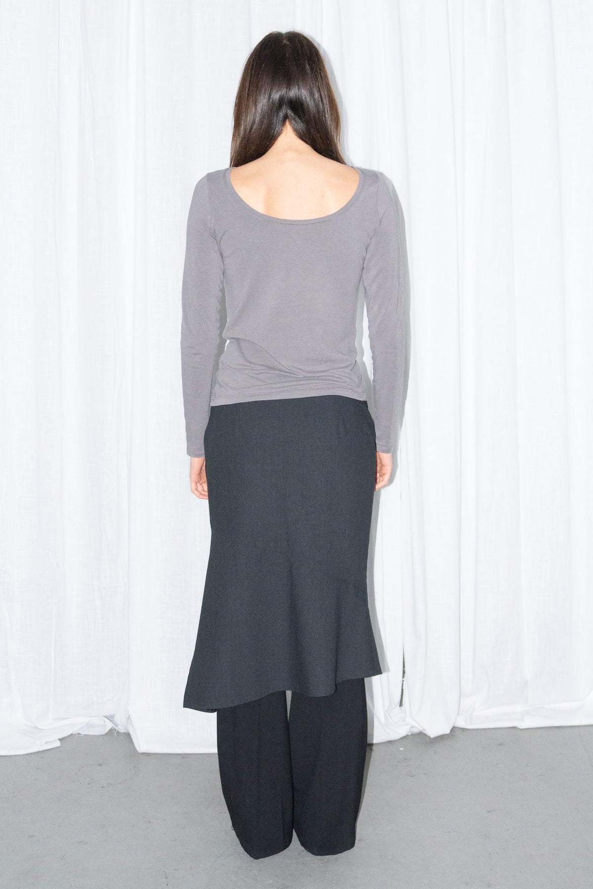 Model wearing grey fitted long-sleeve top with a black flared midi skirt – MINIFALDA