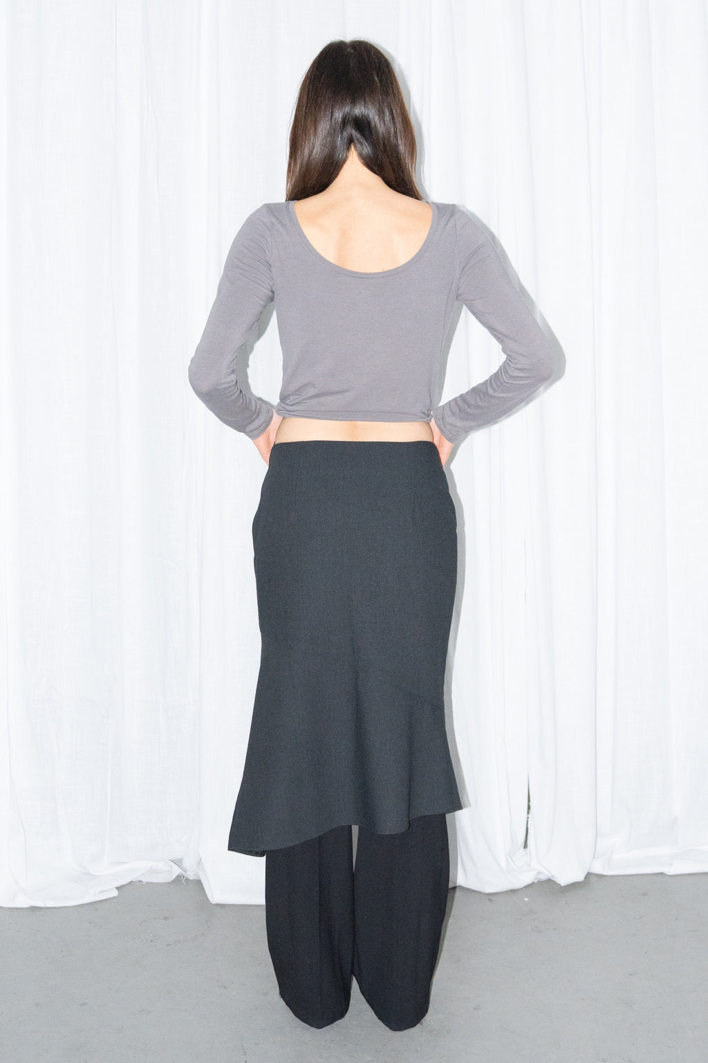 Model wearing grey fitted long-sleeve top with a black flared midi skirt – MINIFALDA