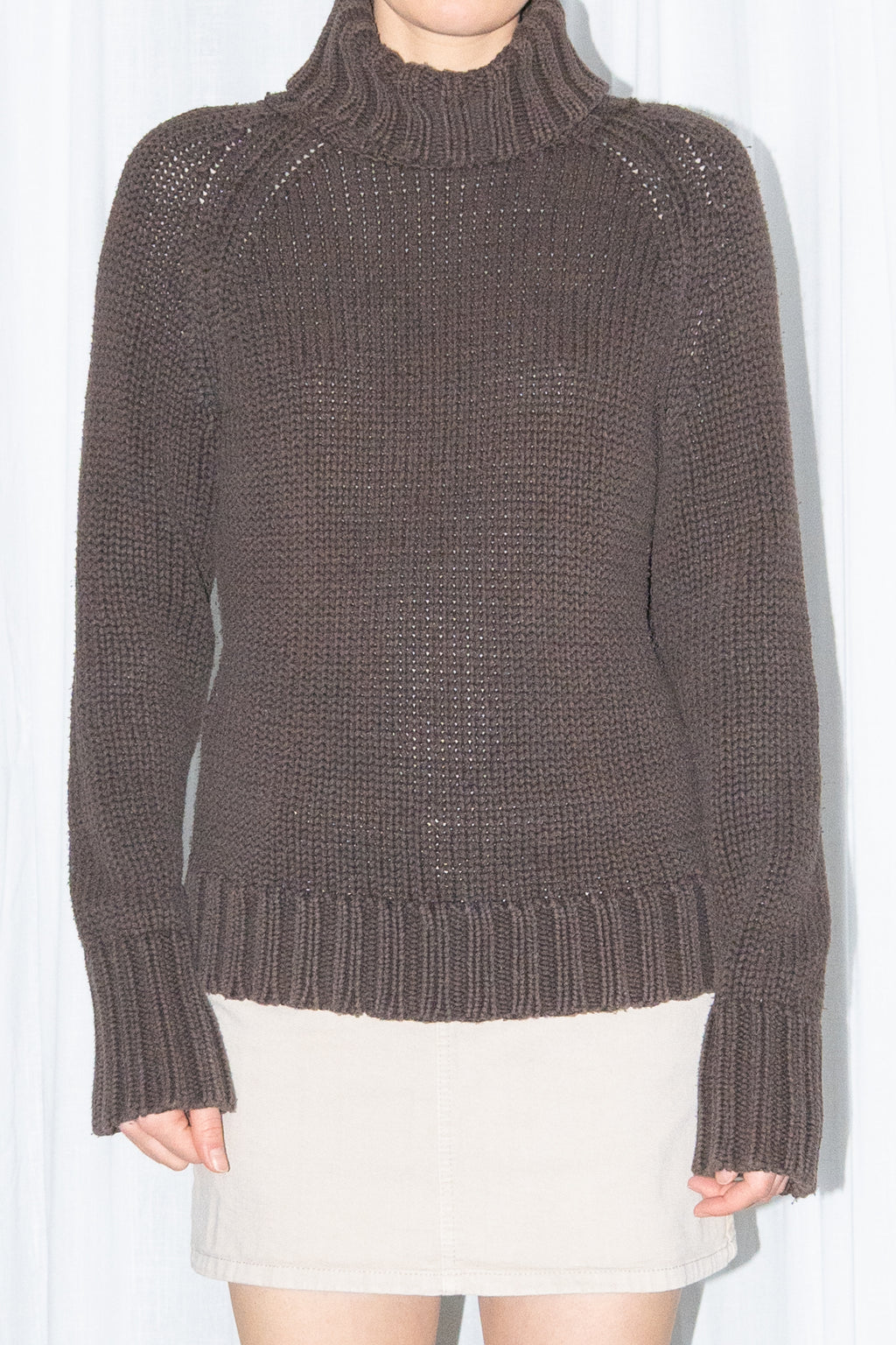 Close-up of brown chunky ribbed turtleneck sweater with a beige corduroy mini skirt – MINIFALDA