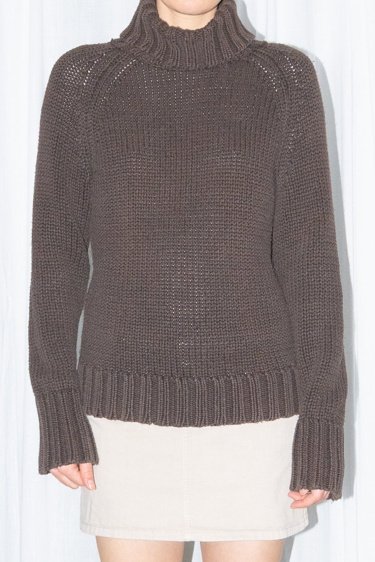 Close-up of brown chunky ribbed turtleneck sweater with a beige corduroy mini skirt – MINIFALDA