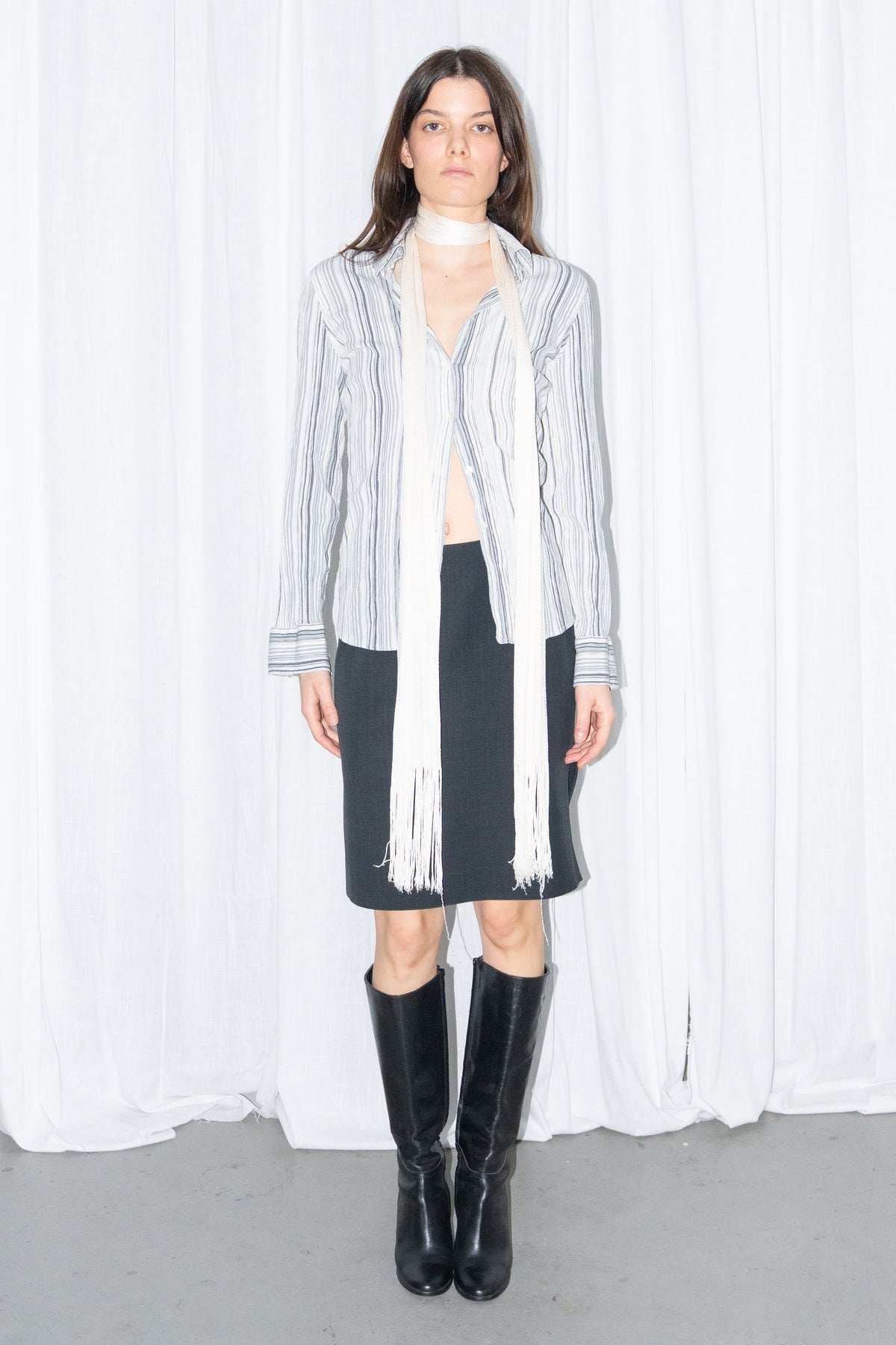 Model wearing blue grey striped button-up shirt with a cream fringed scarf – MINIFALDA