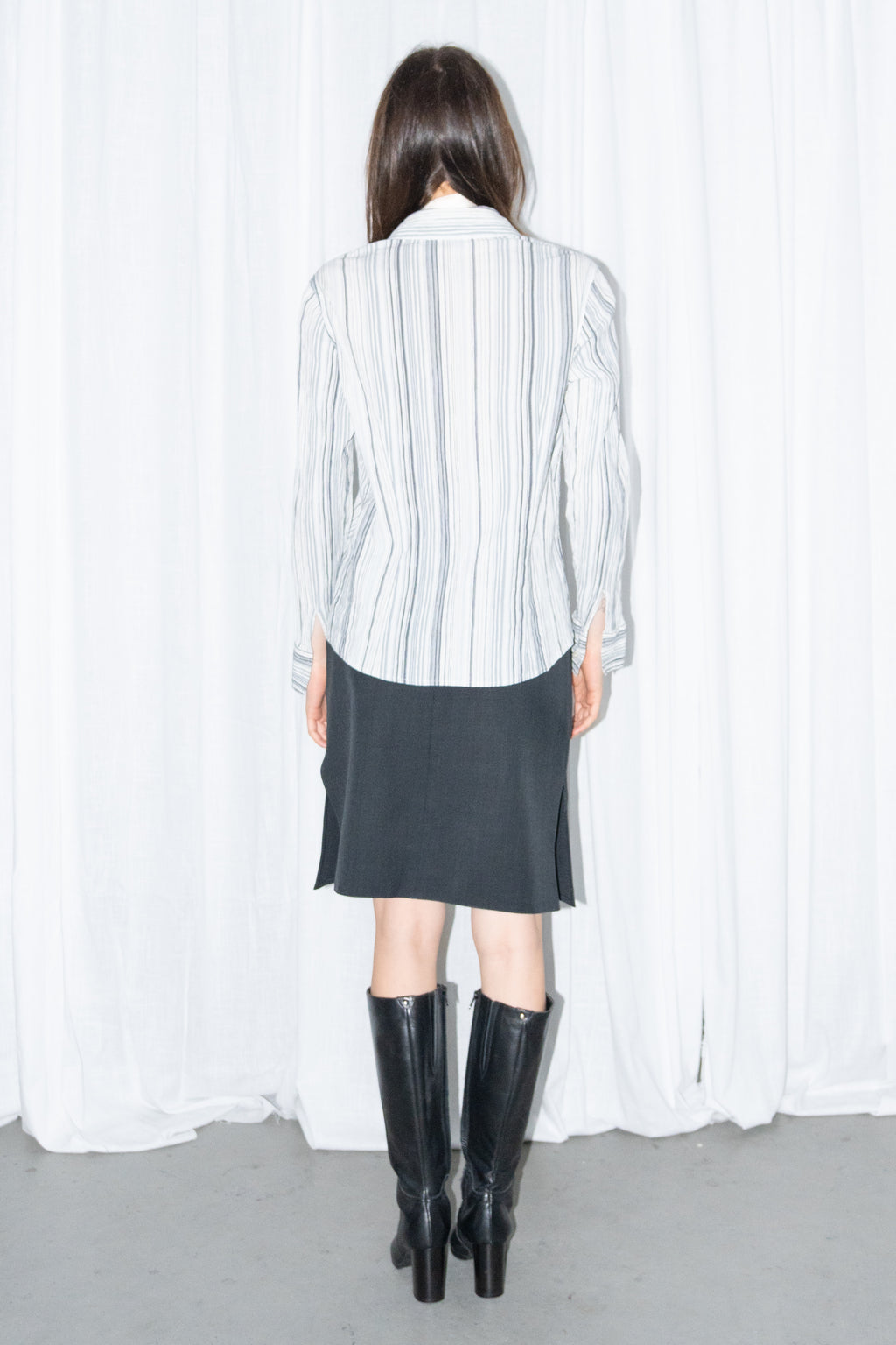 Model wearing blue grey striped button-up shirt with a cream fringed scarf – MINIFALDA