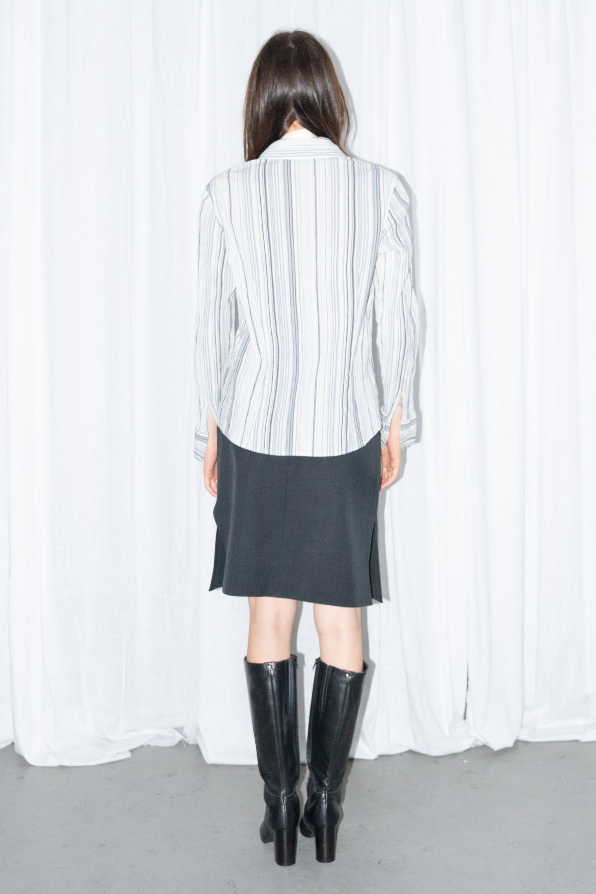 Model wearing blue grey striped button-up shirt with a cream fringed scarf – MINIFALDA