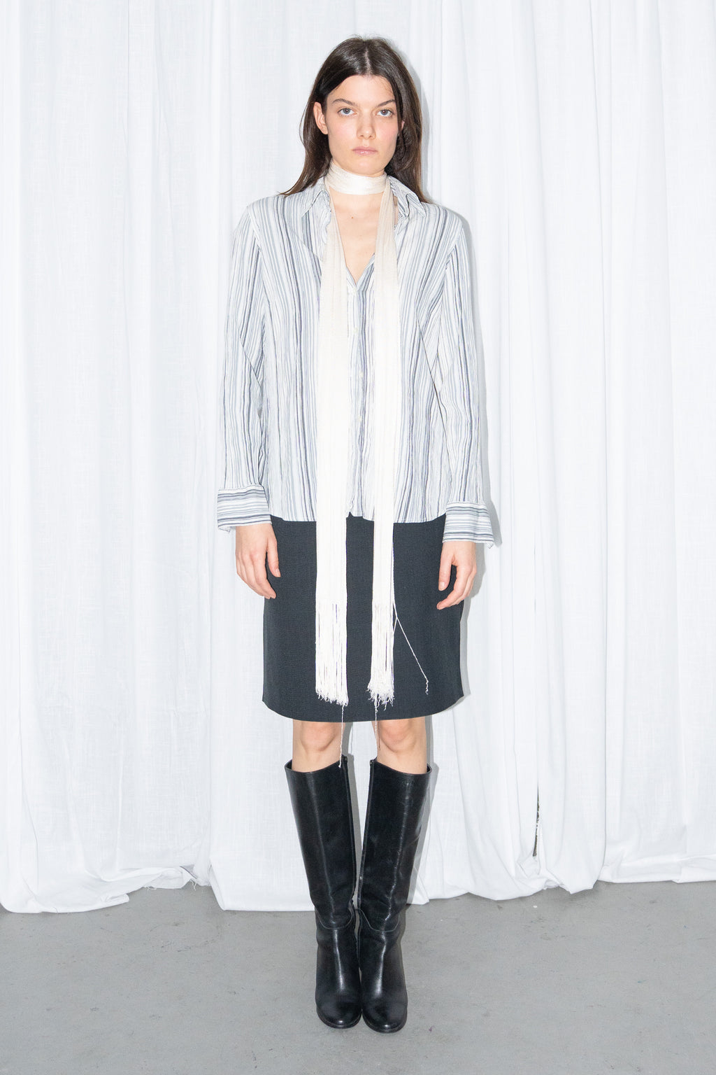 Model wearing blue grey striped button-up shirt with a cream fringed scarf – MINIFALDA