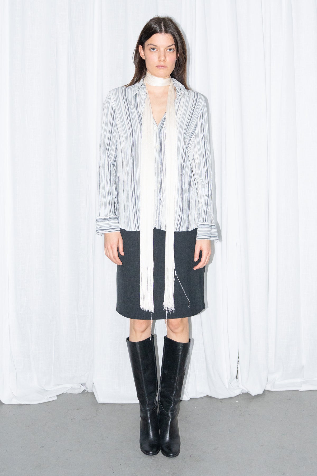 Model wearing blue grey striped button-up shirt with a cream fringed scarf – MINIFALDA