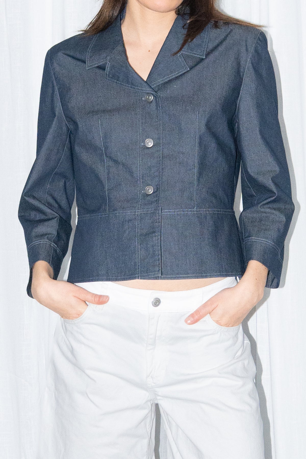 Close-up of denim-look fitted button-up blazer jacket with white bermuda shorts – MINIFALDA