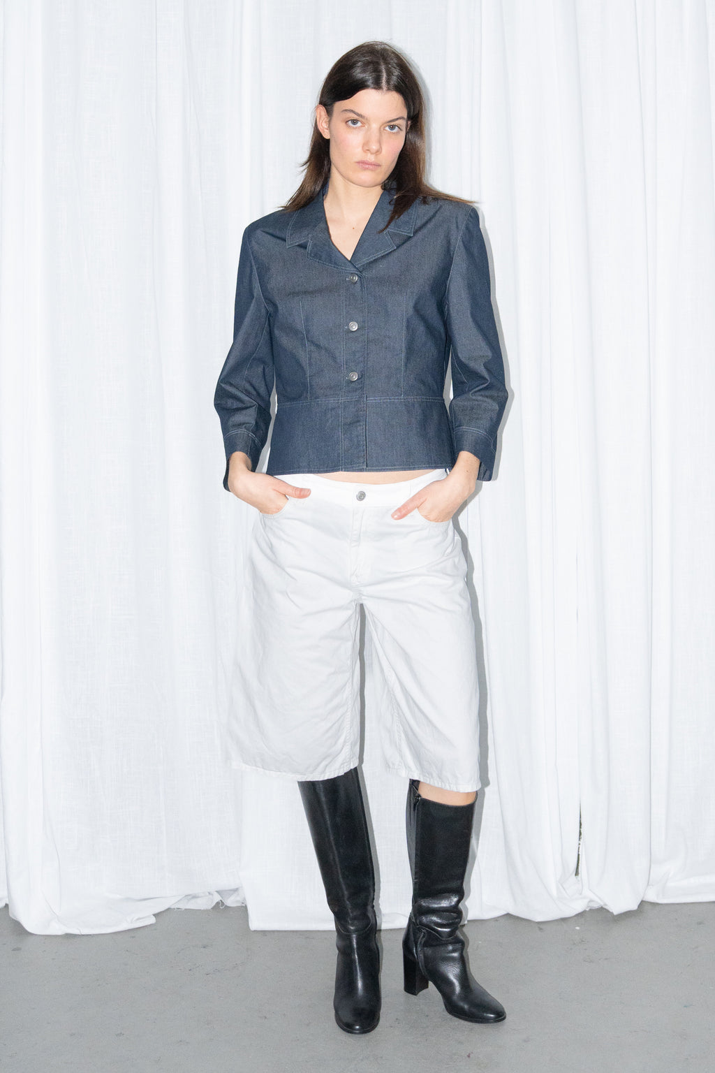 Model wearing denim-look fitted button-up blazer jacket with white bermuda shorts – MINIFALDA