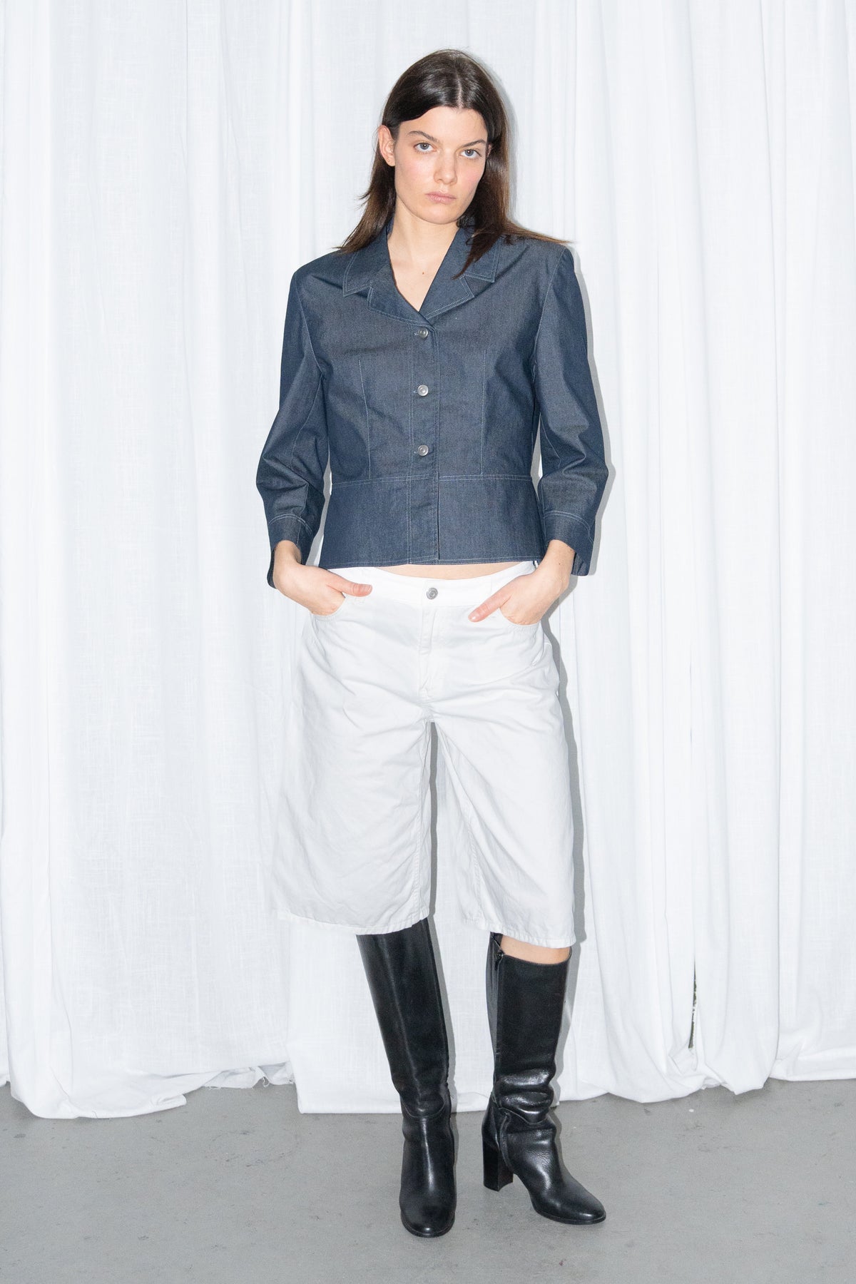 Model wearing denim-look fitted button-up blazer jacket with white bermuda shorts – MINIFALDA