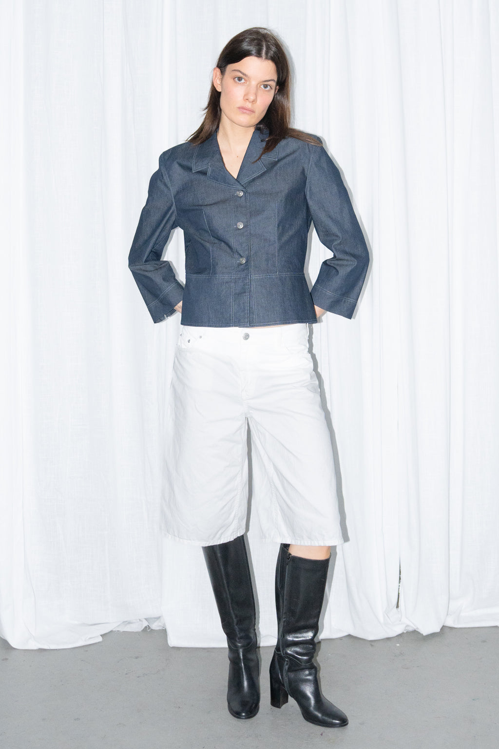 Model wearing denim-look fitted button-up blazer jacket with white bermuda shorts – MINIFALDA