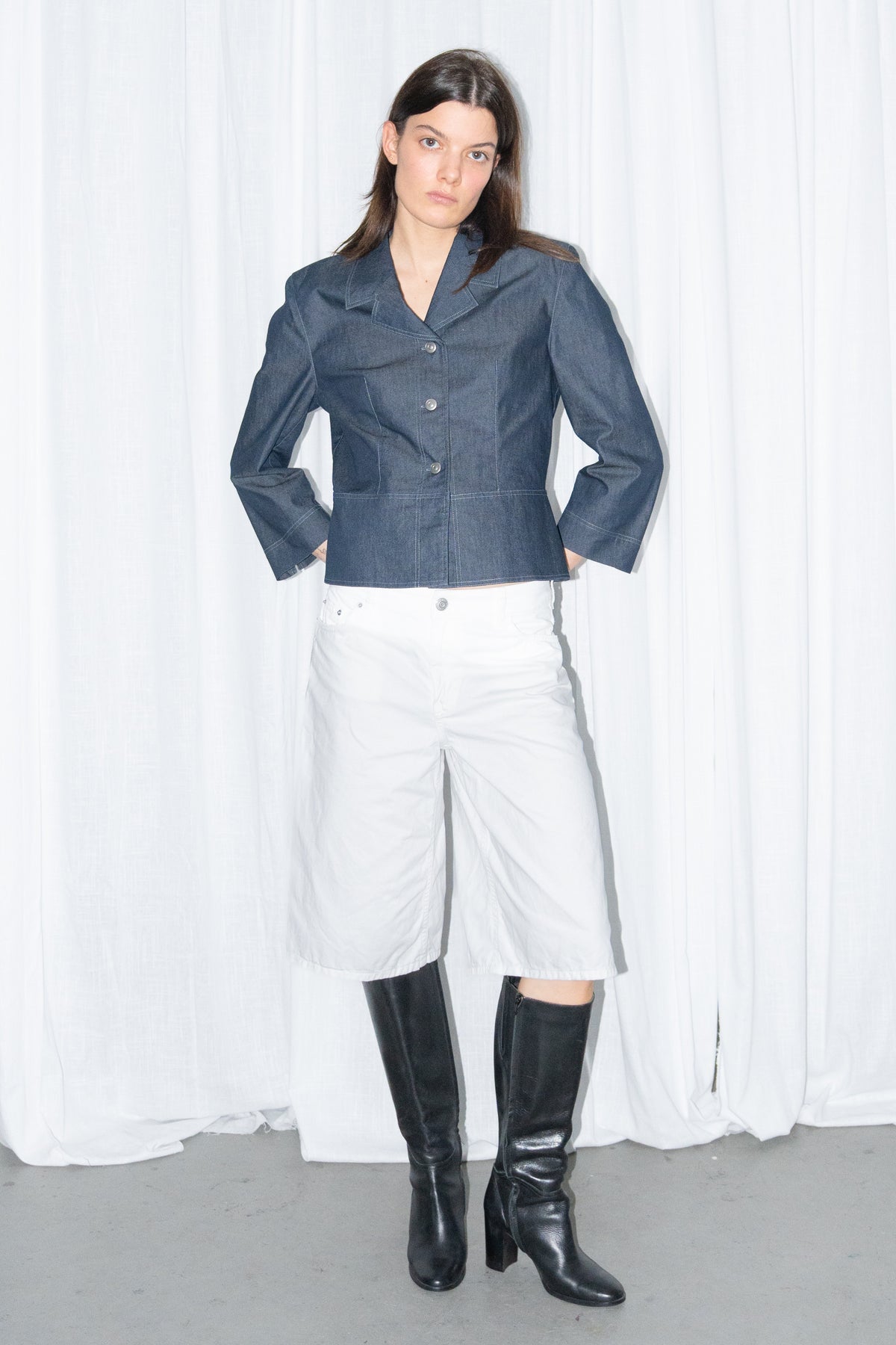 Model wearing denim-look fitted button-up blazer jacket with white bermuda shorts – MINIFALDA