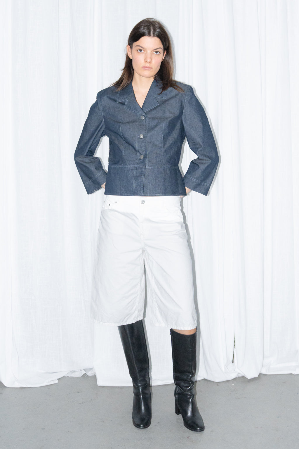 Model wearing denim-look fitted button-up blazer jacket with white bermuda shorts – MINIFALDA