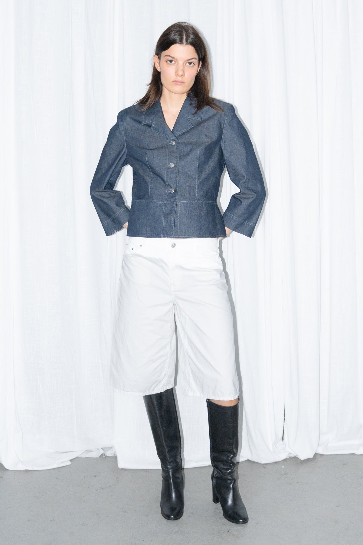 Model wearing denim-look fitted button-up blazer jacket with white bermuda shorts – MINIFALDA