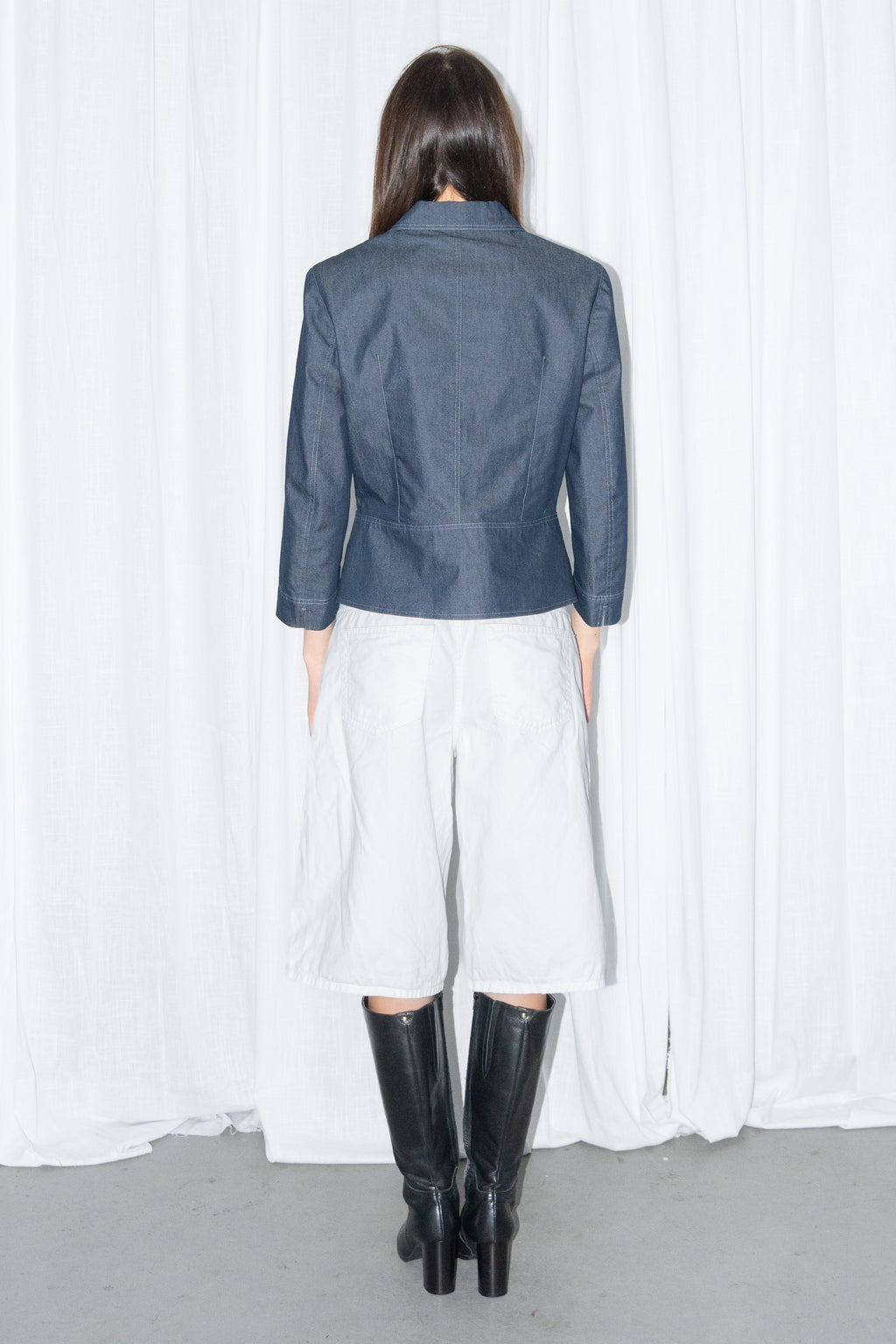 Model wearing denim-look fitted button-up blazer jacket with white bermuda shorts – MINIFALDA