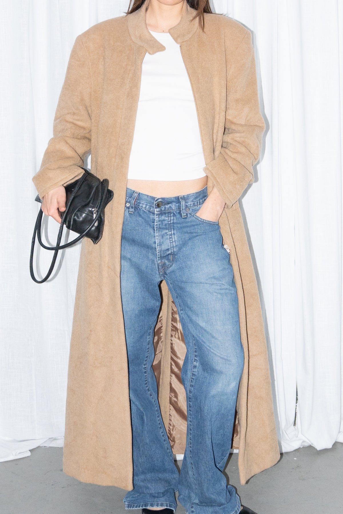 Close-up of camel long wool coat with a white top and jeans – MINIFALDA