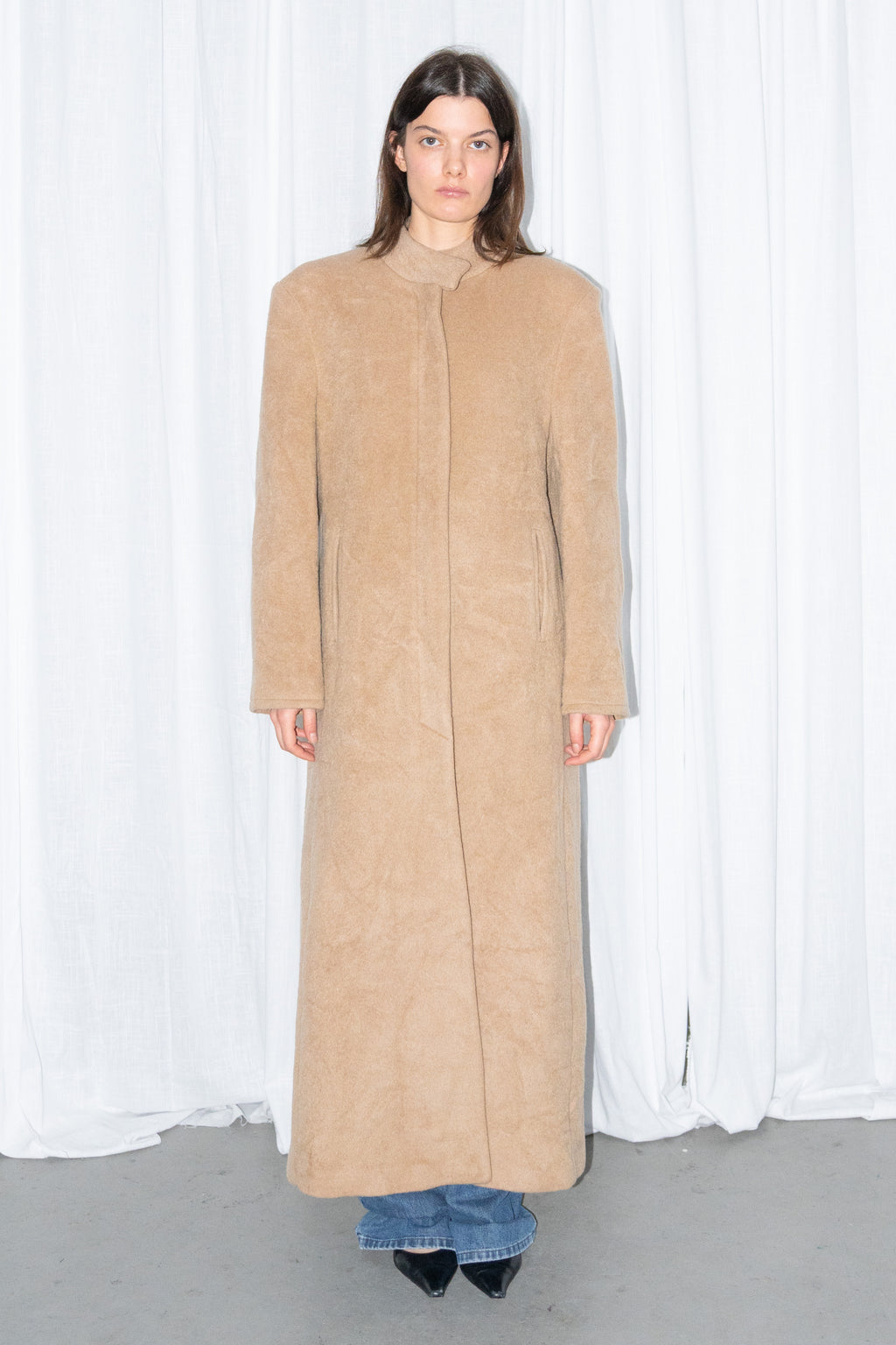 Model wearing camel long wool coat with a white top and jeans – MINIFALDA