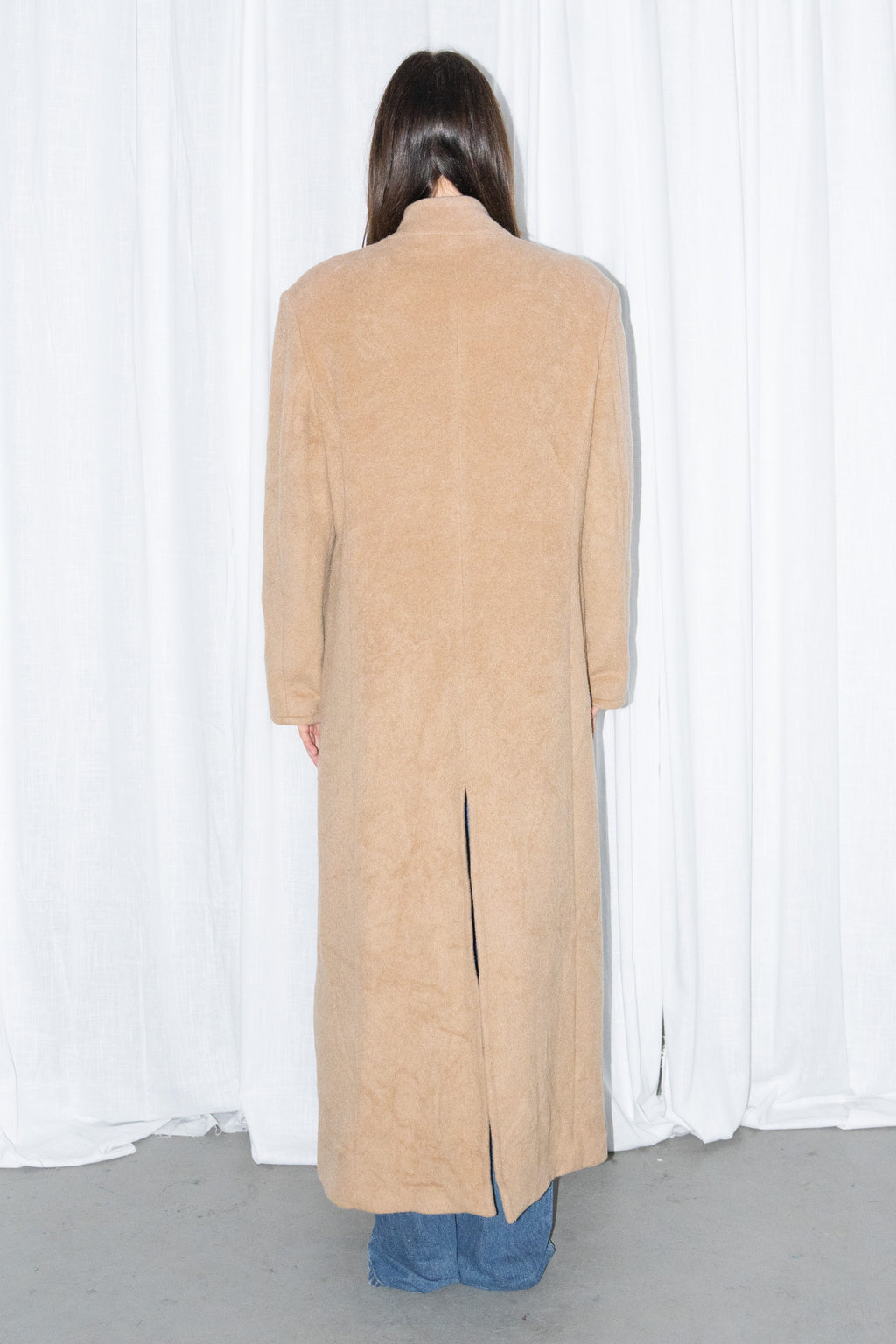 Model wearing camel long wool coat with a white top and jeans – MINIFALDA