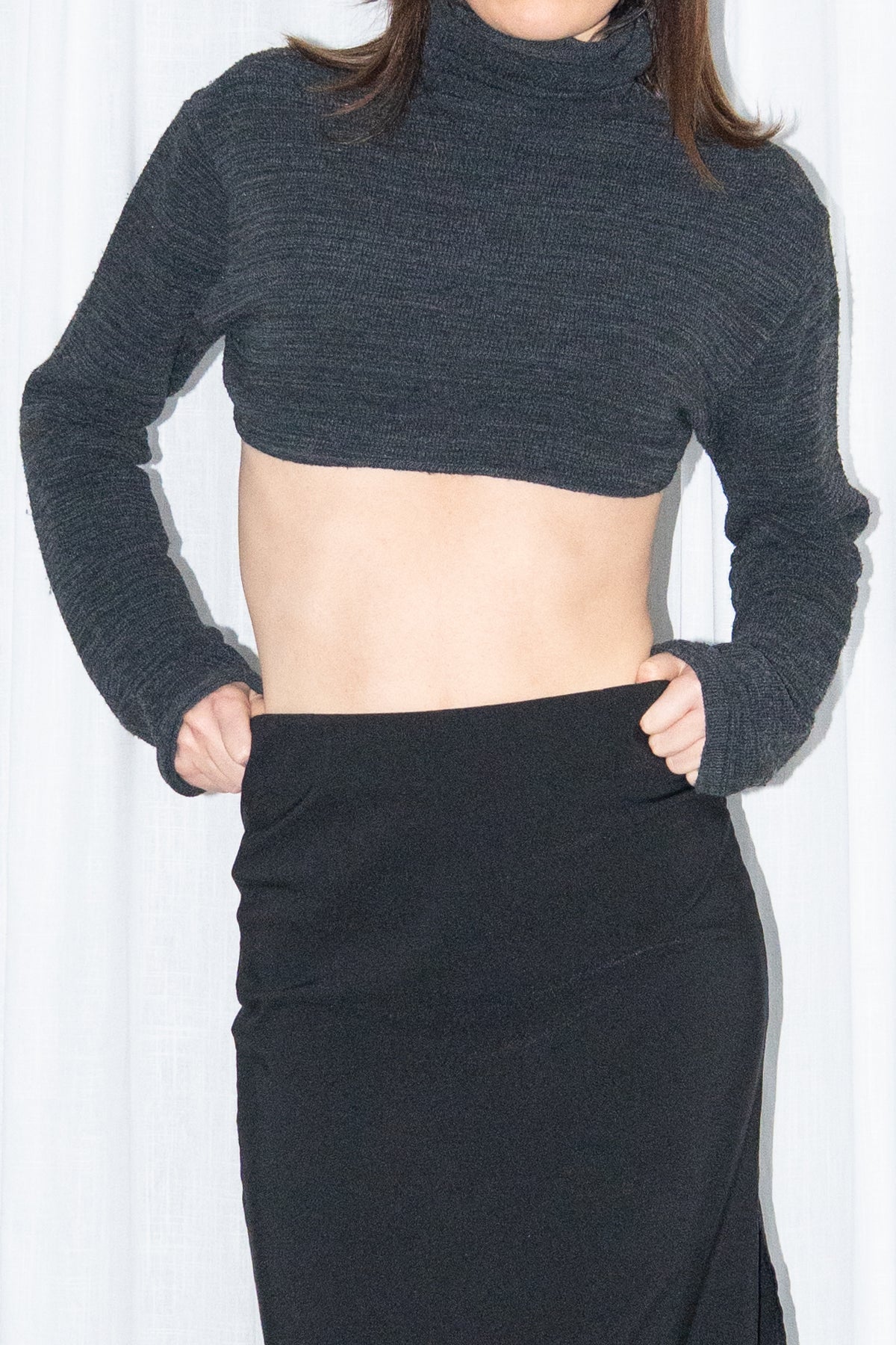 Close-up of black cropped turtleneck knit sweater with a black maxi skirt – MINIFALDA