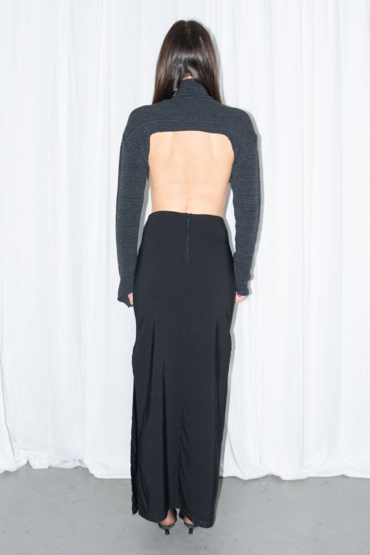 Model wearing black cropped turtleneck knit sweater with a black maxi skirt – MINIFALDA