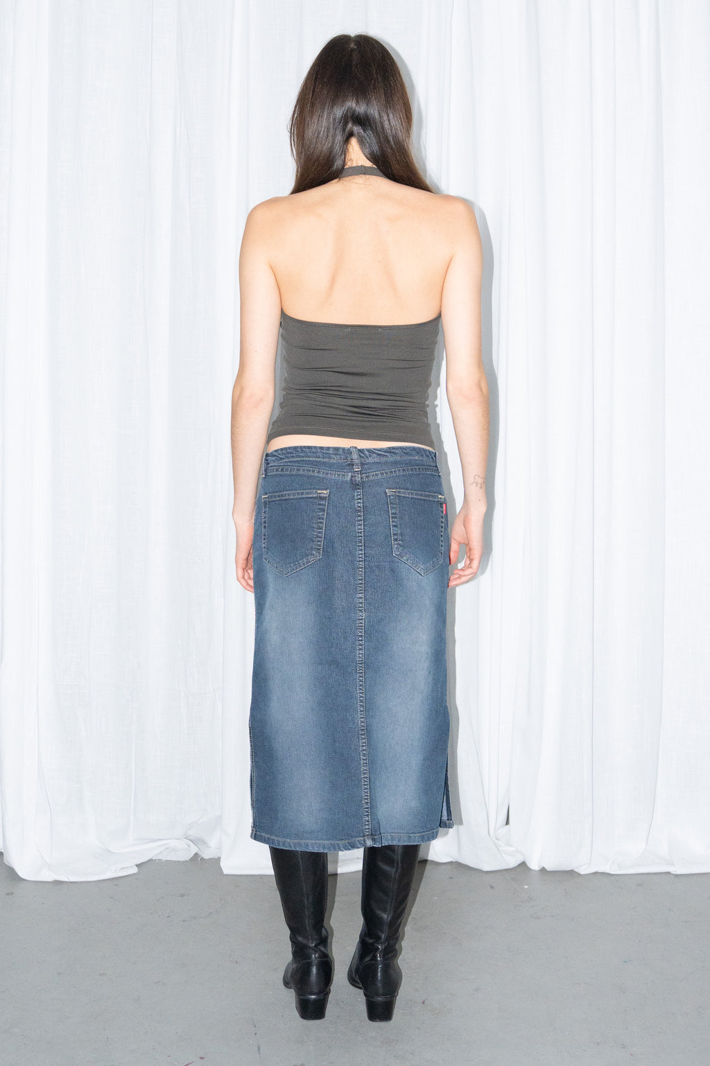 Model wearing dark green ribbed mohair and wool knit turtleneck bolero with a dark denim midi skirt – MINIFALDA