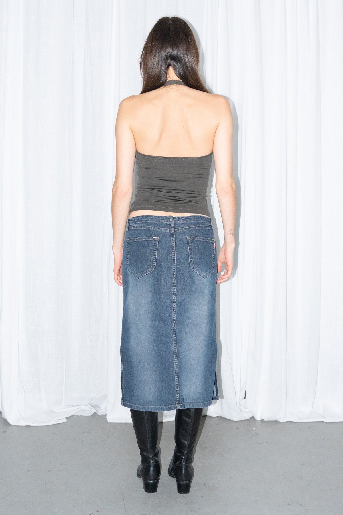 Model wearing dark green ribbed mohair and wool knit turtleneck bolero with a dark denim midi skirt – MINIFALDA